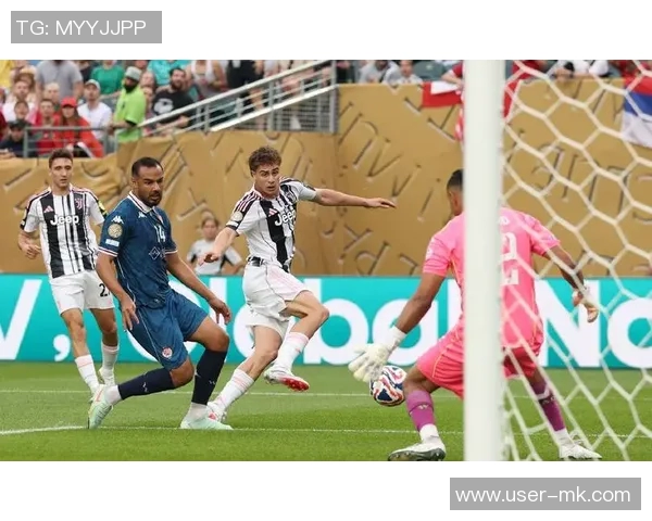 尤文16岁边锋埃利莫加莱随一线队训练展现莱奥相似技术特点