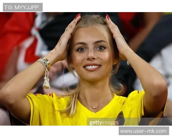 妻子社交媒体分享与库尔图瓦游戏夜照片展现休闲时光的乐趣